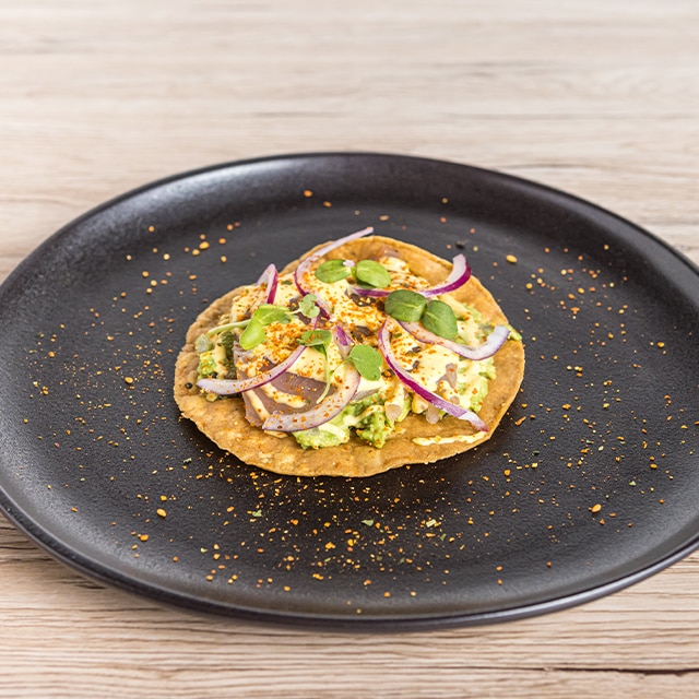 Tosta de maíz crujiente con guacamole, tartar de atún rojo y mayonesa de ají amarillo Tosta de maíz crujiente con guacamole, tartar de atún rojo y mayonesa de ají amarillo