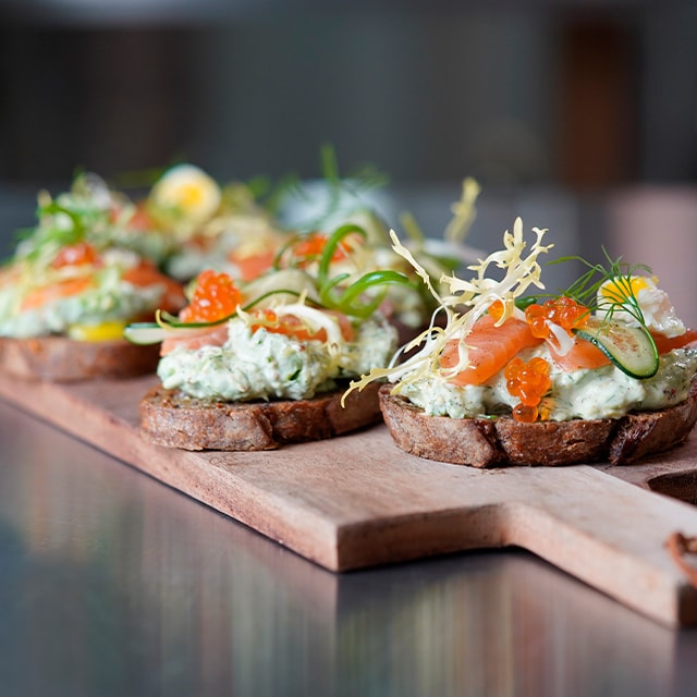 Tostada de salmón ahumado y aguacate