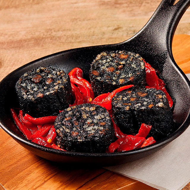 Trampantojo de morcilla vegana frita con pimientos Trampantojo de morcilla vegana frita con pimientos