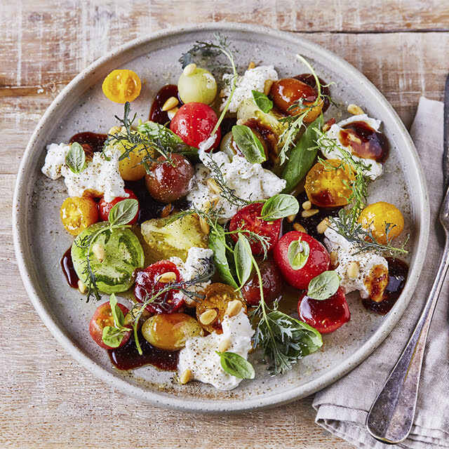 Ensalada de burrata y tomates con salsa balsámica