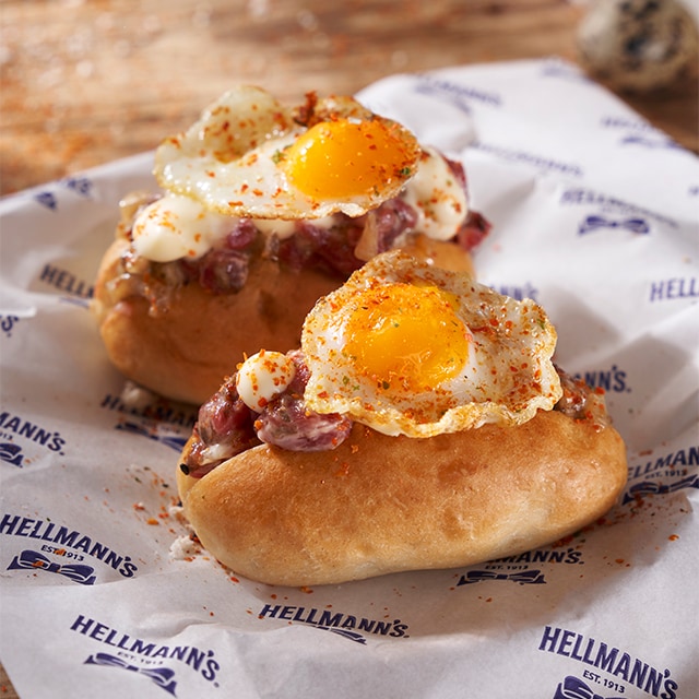 Brioche con tartar de vaca, mayonesa Hellmann's trufada y huevo frito