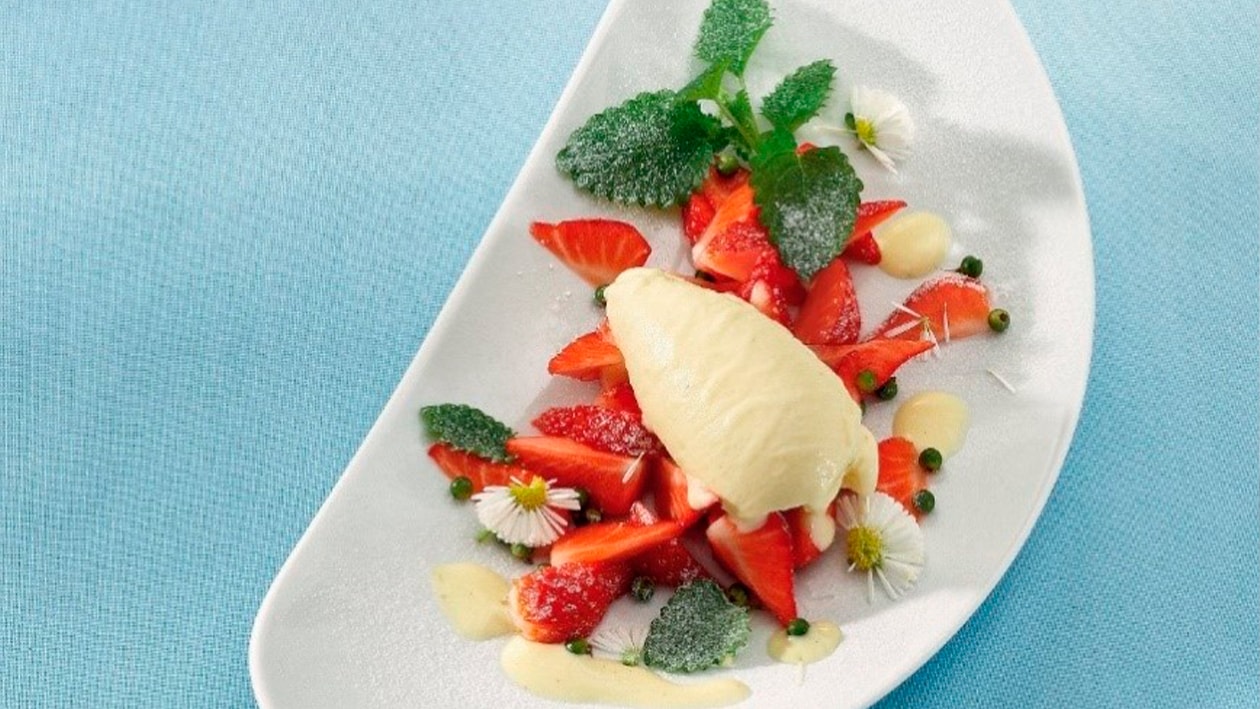 Helado de chocolate blanco sobre fresas a la pimienta y vainilla – - Receta - UFS