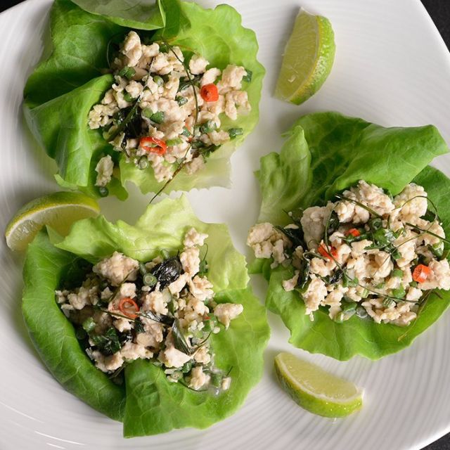 Larb de pollo en tacitas de lechuga