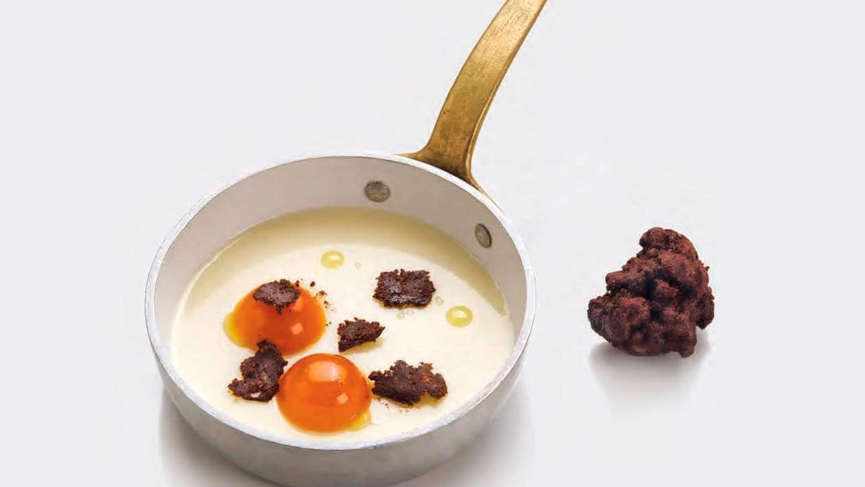 No-huevo con trufa: manjar blanco de almendra, gelatina de mango e higo chumbo y streusel de chocolate