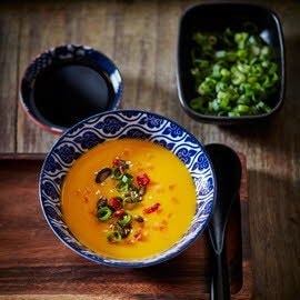 Sopa de calabaza japonesa con salsa de soja y mantequilla Sopa de calabaza japonesa con salsa de soja y mantequilla