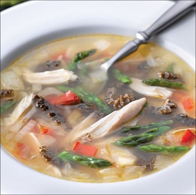 Sopa de espárragos y colmenillas con pollo asado