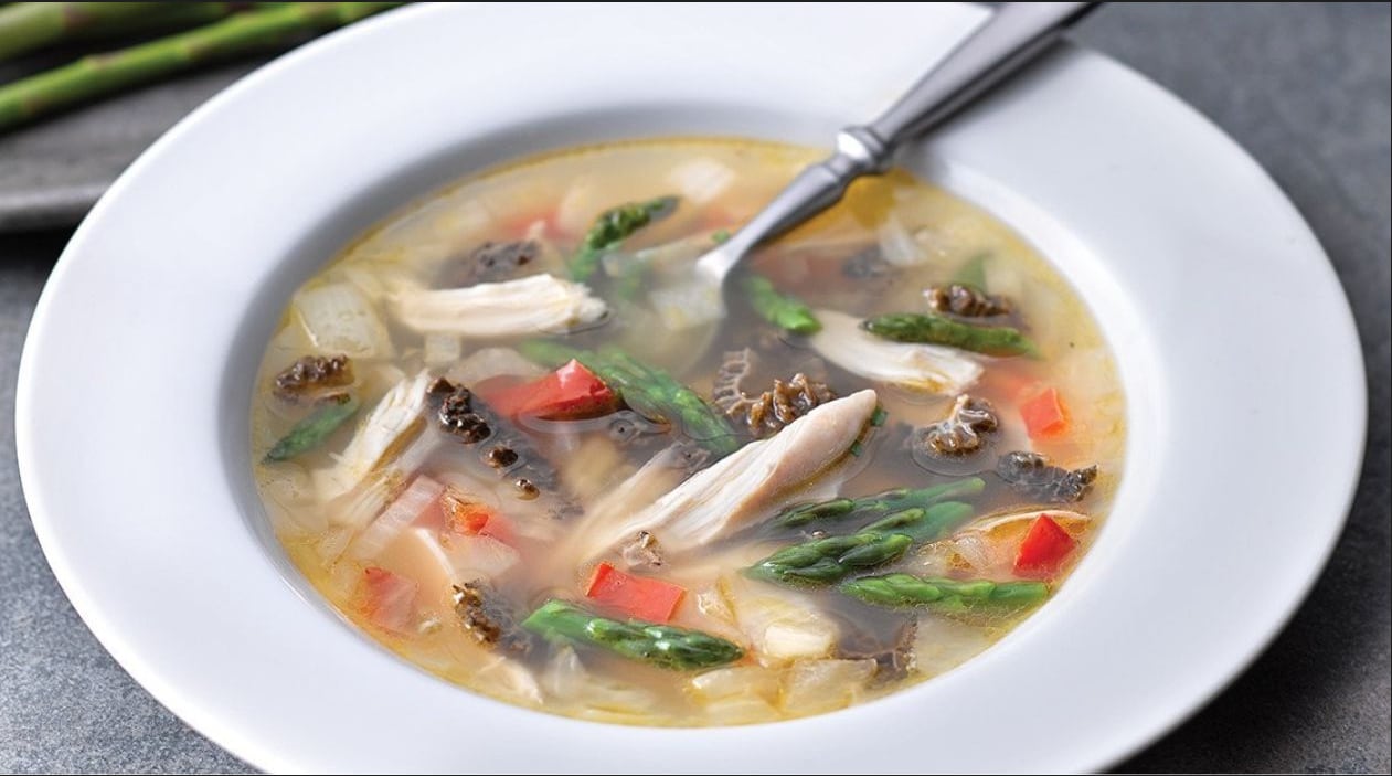 Sopa de espárragos y colmenillas con pollo asado – - Receta - UFS