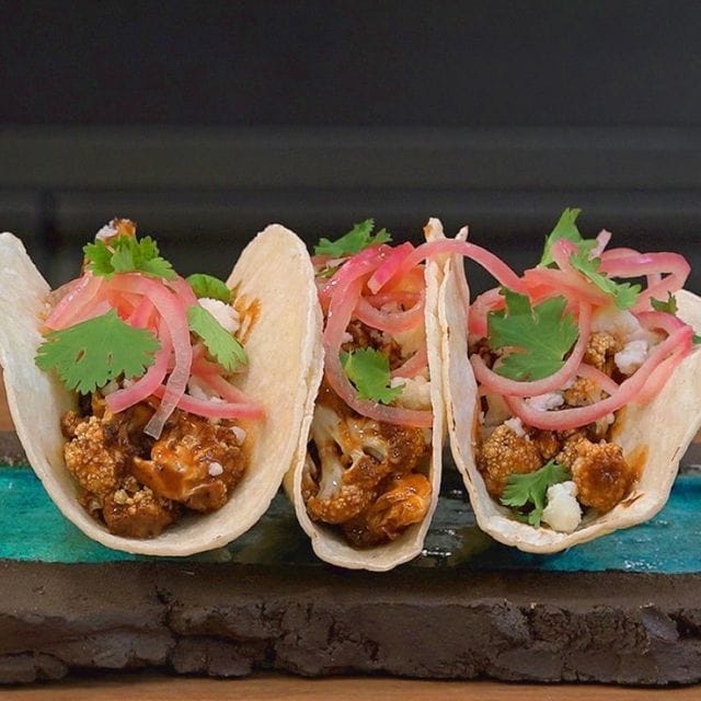 Tacos de coliflor con salsa mole Tacos de coliflor con salsa mole