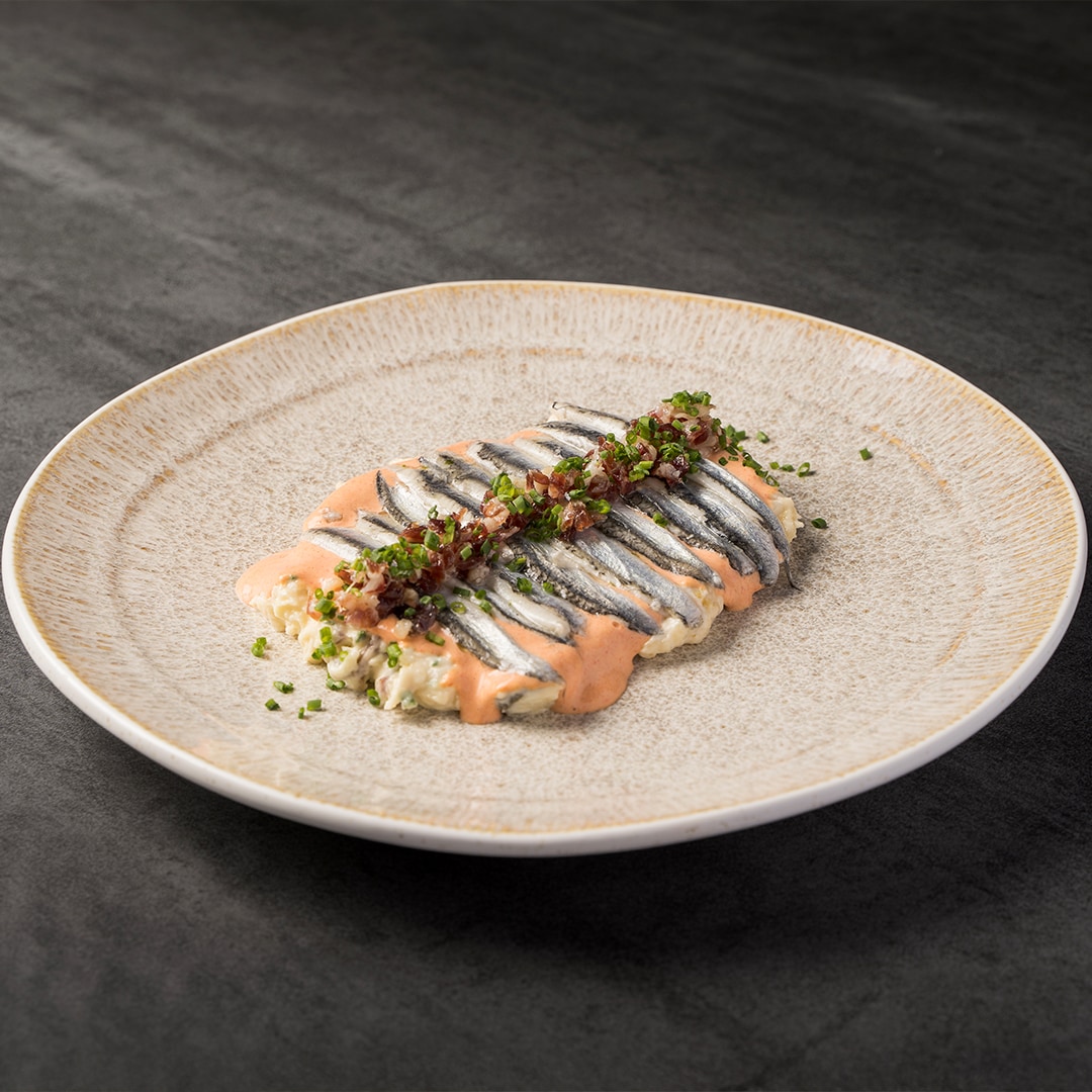 Ensaladilla de boquerones en vinagre, piquillos y cecina Ensaladilla de boquerones en vinagre, piquillos y cecina