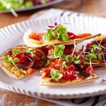 Tarta de tomates, cebolla caramelizada y albahaca