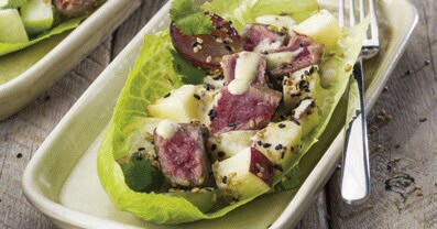 Ensalada de atún rojo, fruta y vinagreta clásica Ensalada de atún rojo, fruta y vinagreta clásica