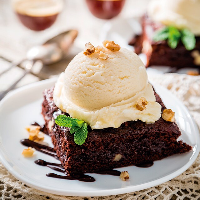 Brownie con helado de vainilla Brownie con helado de vainilla