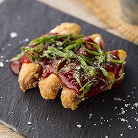 Alitas de pollo crujientes con salsa barbacoa y cebolla caramelizada Alitas de pollo crujientes con salsa barbacoa y cebolla caramelizada