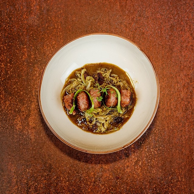 Criollo salteado con salsa teriyaki ligada y repollo guisado de Javi Estévez