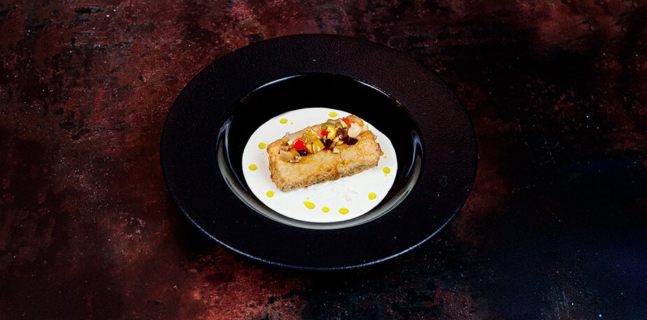 Pescadilla rebozada y frita sobre gazpachuelo y encurtidos de Javi Estévez Pescadilla rebozada y frita sobre gazpachuelo y encurtidos de Javi Estévez