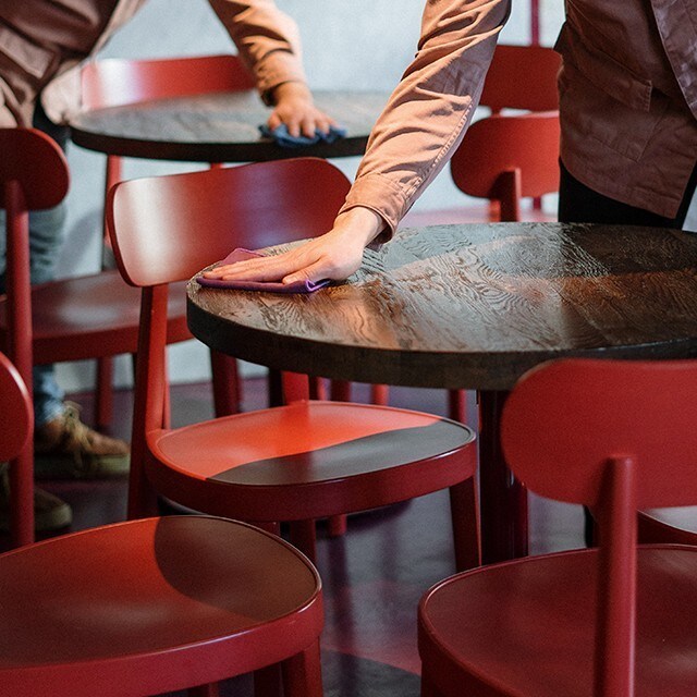 Sala, zonas para el personal y equipamientos