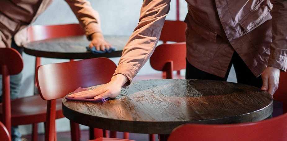 Sala, zonas para el personal y equipamientos