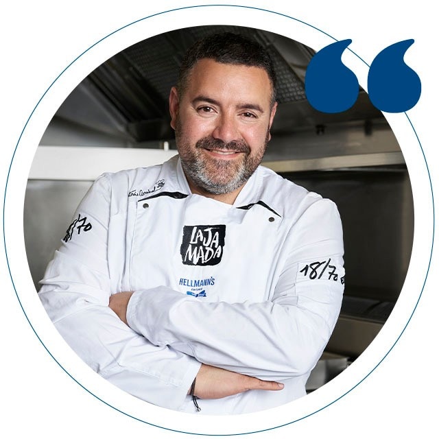 “La mayonesa Hellmann’s es un hilo conductor de casi todas mis recetas. En cada plato hay ese destello de Hellmann’s que a la gente le encanta". “La mayonesa Hellmann’s es un hilo conductor de casi todas mis recetas. En cada plato hay ese destello de Hellmann’s que a la gente le encanta".