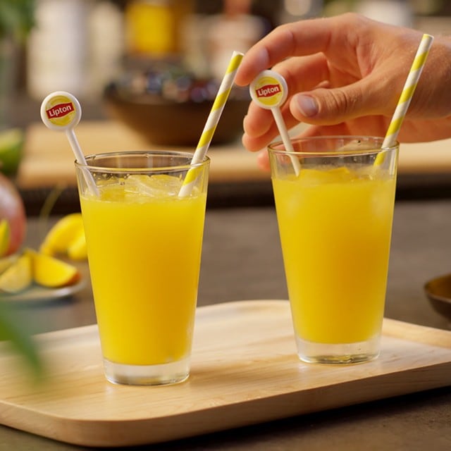 Sirve un té refrescante en la piscina