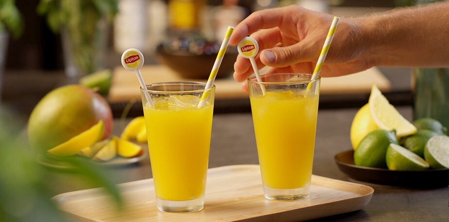 Sirve un té refrescante en la piscina