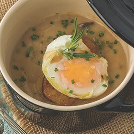 Crema de hongos, foie y huevo poche Crema de hongos, foie y huevo poche