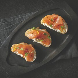 Tostadas de pan especiado con crema de queso y salmón ahumado Tostadas de pan especiado con crema de queso y salmón ahumado