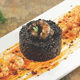 Arroz negro de tinta de calamar con gambas al pesto rojo Arroz negro de tinta de calamar con gambas al pesto rojo