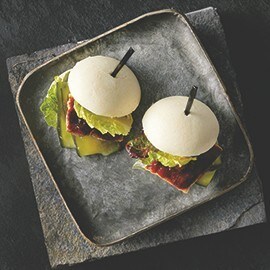Bollo al vapor con carne de cerdo hoison y pepinillos Bollo al vapor con carne de cerdo hoison y pepinillos
