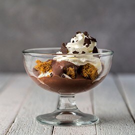 Crema de chocolate con bizcocho esponjoso y chantilly Crema de chocolate con bizcocho esponjoso y chantilly
