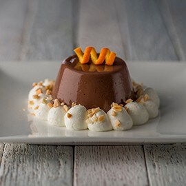 Flan de chocolate con nata de naranja Flan de chocolate con nata de naranja