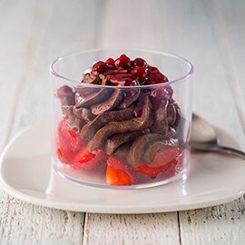 Mousse de chocolate con fresas maceradas en vinagre de Jerez Mousse de chocolate con fresas maceradas en vinagre de Jerez