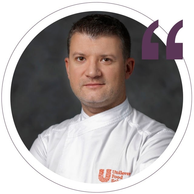 “Se trata de un postre sencillo y fácil de preparar a la par que versátil y delicioso. Puedes utilizar diferentes toppings y moldes que tengas ya a tu disposición. Lo mejor de todo es que es perfecto para compartir”. “Se trata de un postre sencillo y fácil de preparar a la par que versátil y delicioso. Puedes utilizar diferentes toppings y moldes que tengas ya a tu disposición. Lo mejor de todo es que es perfecto para compartir”.